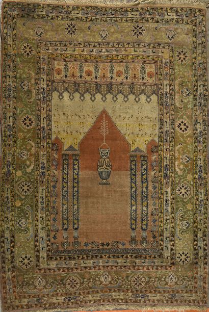 null Fin et ancien tapis de prière d'Anatolie, Ghiordes de type « aulique»
Champ...