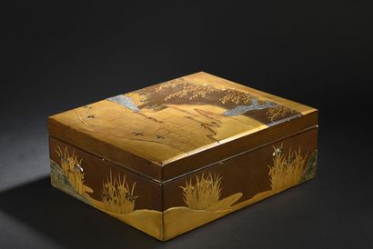 null JAPON - Epoque EDO (1603 - 1868), XIXe siècle
Grande boite à compartiments en...