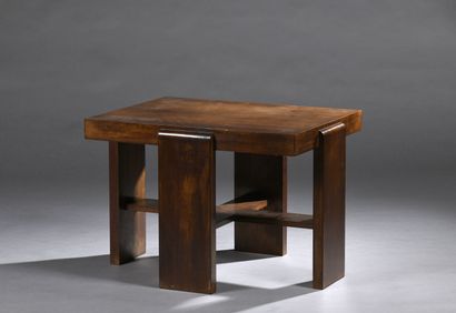null Éric BAGGE (1890-1978)
Table de milieu en placage d'acajou à plateau
rectangulaire...