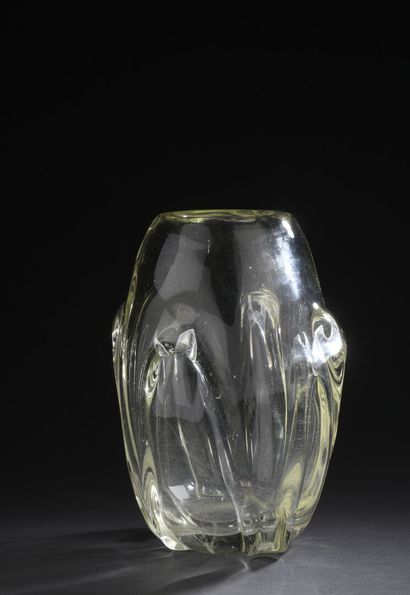 null DAUM - NANCY (attribué à)	
Vase ovoïde en cristal jaune à corps modelé et étiré...