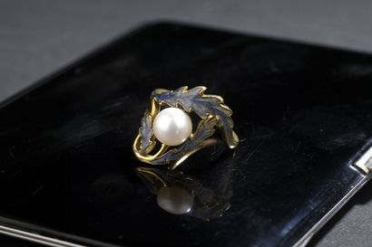 null René LALIQUE (1860-1945)
Bague en or jaune 18k à corps de feuillage
rehaussé...