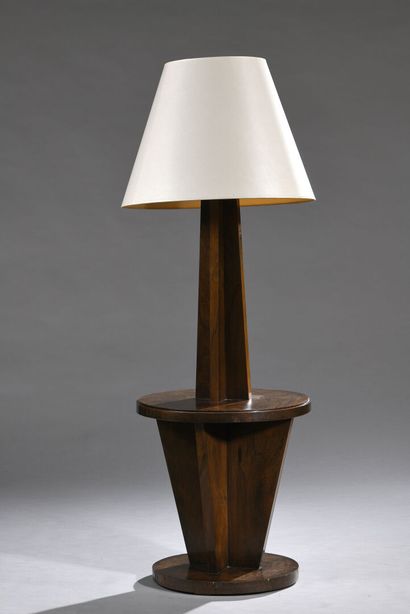 null Éric BAGGE (1890 - 1978) 	
Table formant lampadaire en placage de ronce de noyer...
