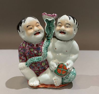 null Vase of two Ho-ho children in enameled porcelain. 
China, around 1900. 
H :...