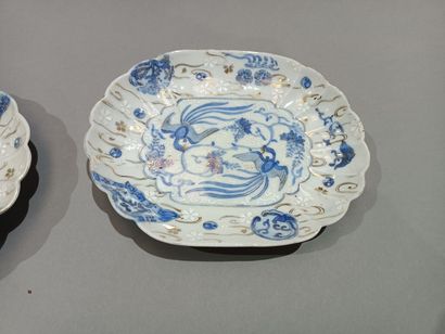 null Two porcelain dishes with blue and gold decoration.
Japan, 19th century.
19,5...