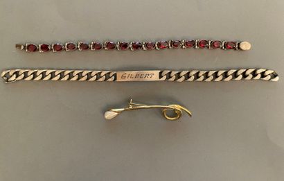null -Bracelet articulated line of oval garnets on silver.
Weight : 18,8 g. - L....