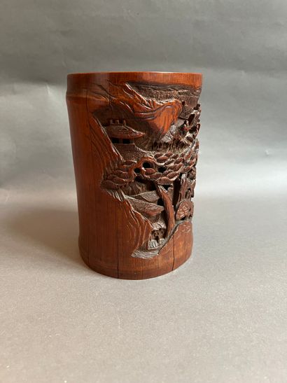 null CHINA - Early 20th century
Bamboo brush holder carved in relief with horsemen...
