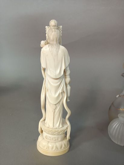 null Carved ivory guanine standing. 
China, early 20th century.
H : 24 cm ; W : 6,5...
