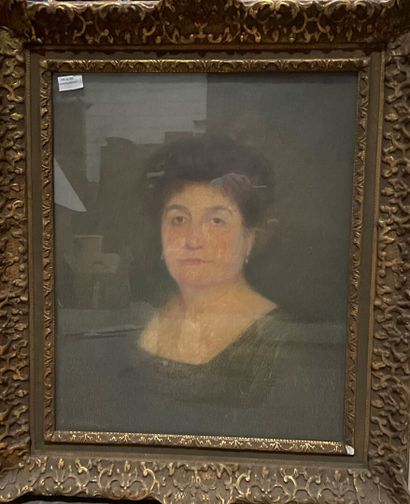 null Ecole française du XXème siècle
Portrait de femme 
Pastel, signé en bas à gauche...