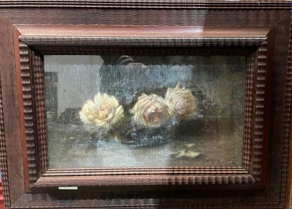 null Jacques BILLE (1880-1943)
Trois fleurs
Huile sur toile, signée en bas à droite
22,5...
