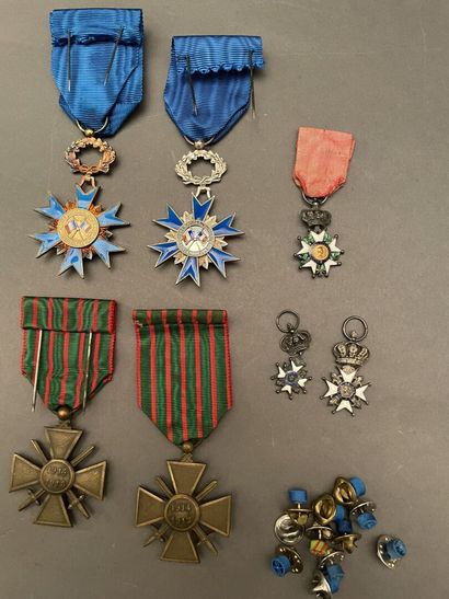 null Lot of medals including:
-Two medals of the national order of merit,
-Two miniatures...