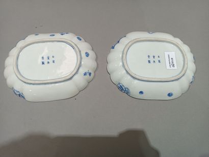 null Two porcelain dishes with blue and gold decoration.
Japan, 19th century.
19,5...