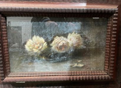 null Jacques BILLE (1880-1943)
Trois fleurs
Huile sur toile, signée en bas à droite
22,5...