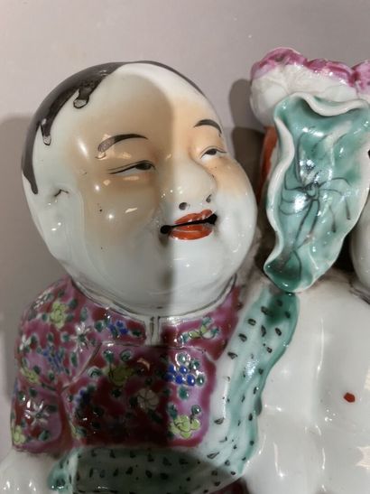 null Vase of two Ho-ho children in enameled porcelain. 
China, around 1900. 
H :...