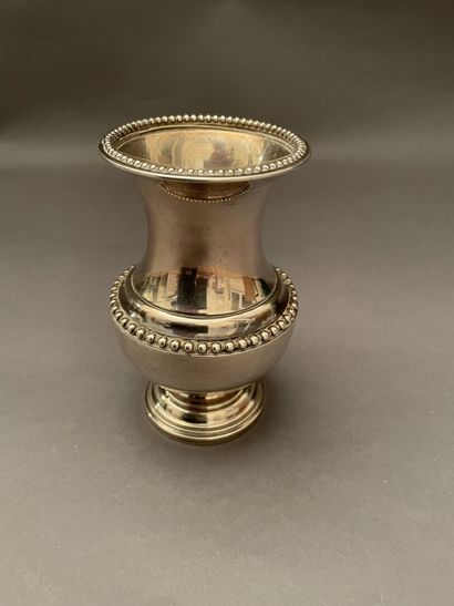 null Small silver vase of baluster form with friezes of pearls
Weight : 170 g - H...