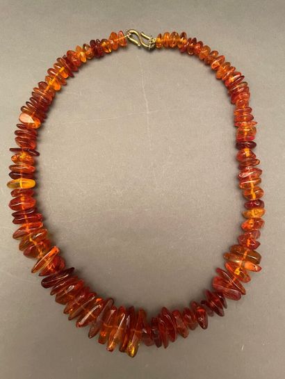 null Necklace of amber in fall, clasp metal.
Weight : 79,2 g.- L. : 60 cm