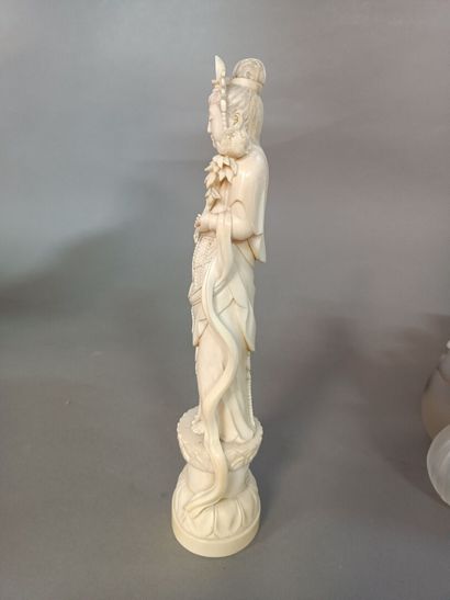 null Carved ivory guanine standing. 
China, early 20th century.
H : 24 cm ; W : 6,5...