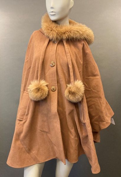 ANONYMOUS 
Cashmere and beige woolen cape...