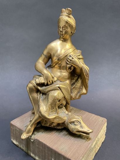null Groupe en bronze représentant une déesse assise sur un lézard. 
XVIIIème siècle.
H...