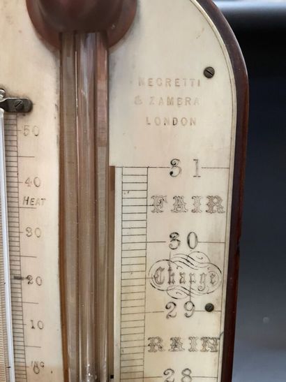 null Baromètre thermomètre d'applique en acajou
Angleterre, XIXème siècle
H : 95...