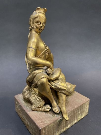 null Groupe en bronze représentant une déesse assise sur un lézard. 
XVIIIème siècle.
H...