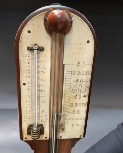 null Baromètre thermomètre d'applique en acajou
Angleterre, XIXème siècle
H : 95...