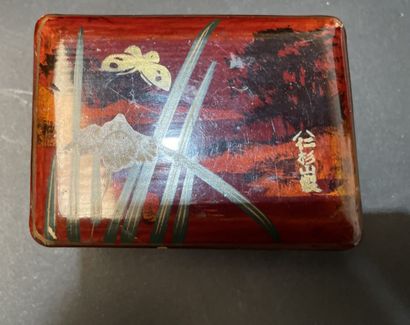 null Lot comprenant : une boîte à gants et une boîte en laque de Chine à décor d'oiseaux,
deux...
