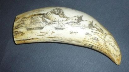 Dent d'ivoire, décor gravé de bateaux à Fogs...