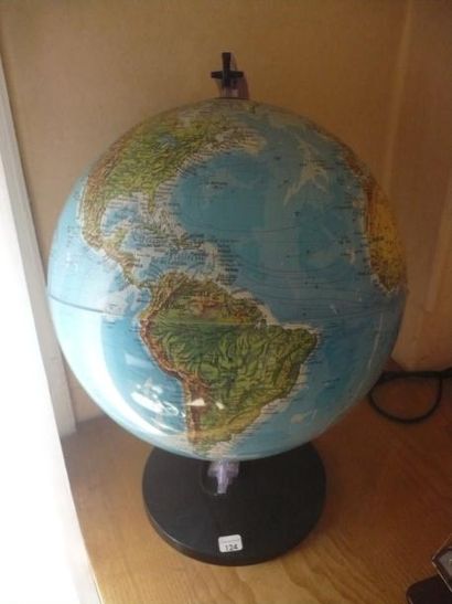 Globe terrestre en plastique.