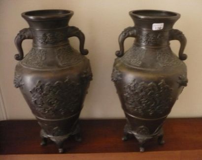 Paire de vases en bronze, à anses à décor...