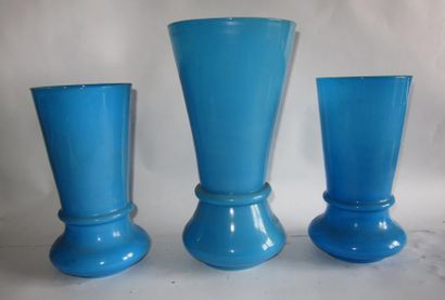 Lot de 13 vases en verre opalin bleu. XIXe...