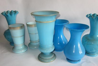 Lot de 11 vases en verre opalin bleu. XIXème...