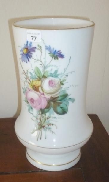 null Vase en verre opalin aux fleurs. XIXème siècle.