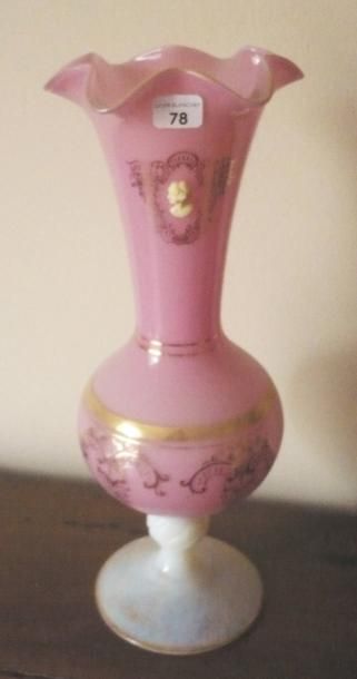 null Vase en verre opalin rose et or et cabochon d'ivoire. Fin du XIXème siècle.