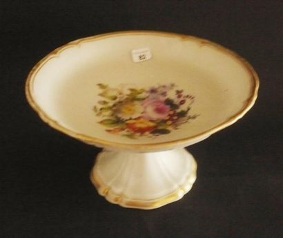 null Plat en porcelaine de Paris à décor de fleurs.