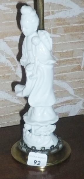 null Statuette en blanc de Chine, montée en lampe.