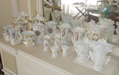 Lot de vases de mariée (17) en porcelaine...