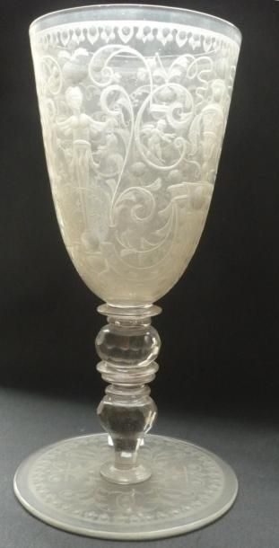 null Grand calice en cristal gravé de rinceaux et trophées. Allemagne, XIXe siècle....