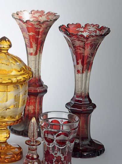null Paire de grands vases cornets à fond rouge et décor gravé de cervidés dans des...