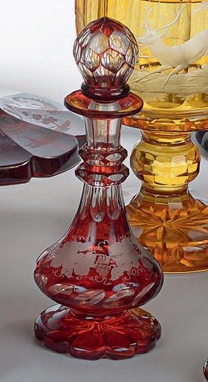 null Carafon en verre de Bohème, sur piedouche, à décor de pampres de vigne. XIXe...