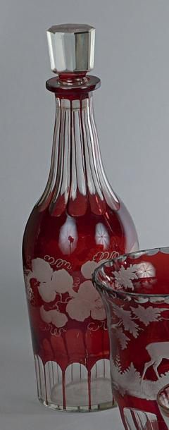 null Grand flacon en verre de Bohème, décor gravé de pampres de vignes sur fond rouge....