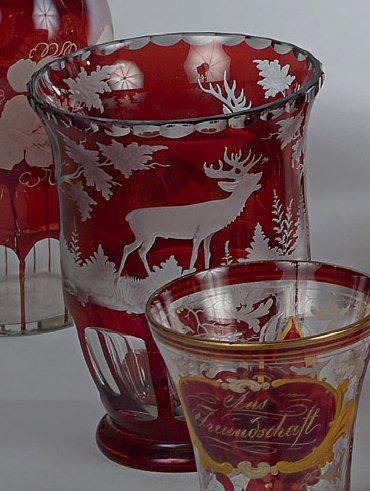 null Vase en verre de Bohème à décor de cervidés dans des paysages, sur fond rouge....