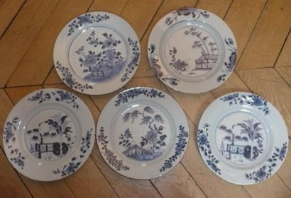 null Cinq assiettes rondes en porcelaine décorées en bleu sous couverte de bambous...