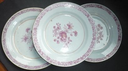 null Trois assiettes rondes en porcelaine décorées en rose de fleurs. Chine de commande,...