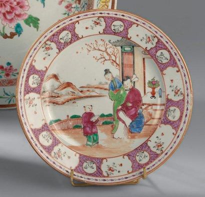 null Assiette ronde en porcelaine décorée en émaux de la famille rose de femmes et...