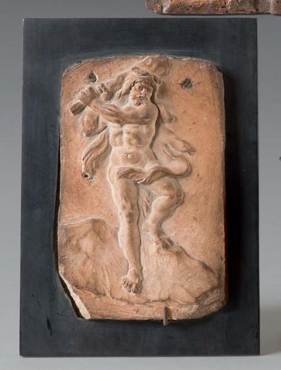 null Plaque en terre cuite représentant Hercule en bas relief. XVIIe siècle. (Accidents.)...