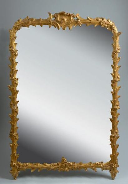 null Grand miroir en bois doré et sculpté de feuilles de palmier et fleurettes, le...