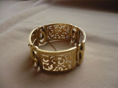 null Large bracelet articulé en or jaune gravé et ajouré d'entrelacs. XIXe siècle....