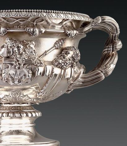  Important vase balustre dit «de Warwick» à deux anses en argent fondu et ciselé...