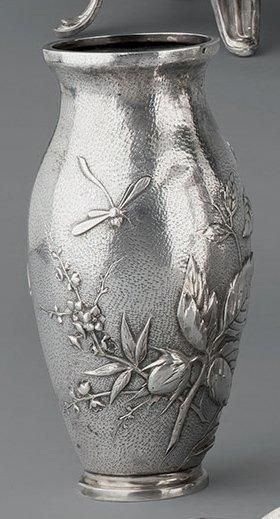 null Petit vase en argent ciselé, décore de feuillages et insectes sur fond amati....