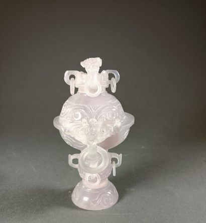 null CHINE, XXe siècle.
Petit pot couvert sculpté en quartz gris rose. 
Hauteur :...